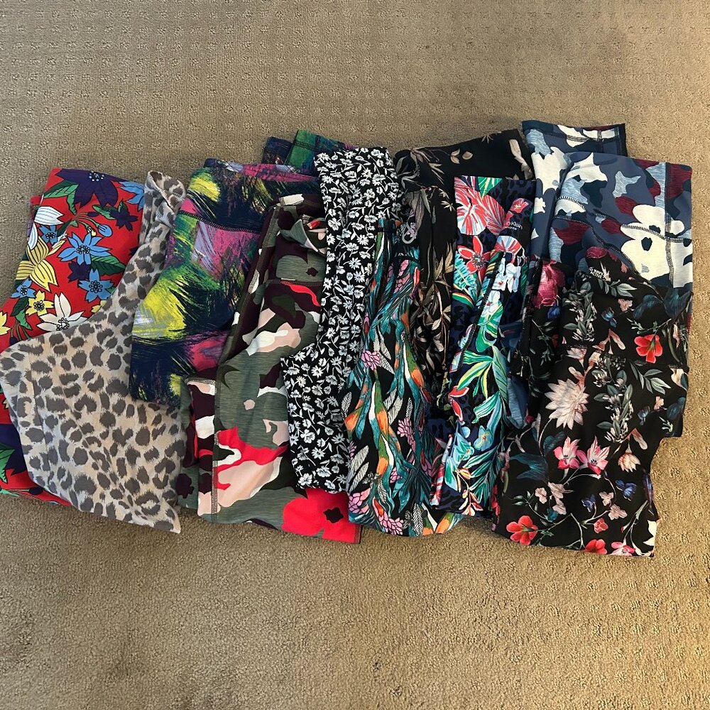 A set of ten pairs of leggings in excellent condition-size Large